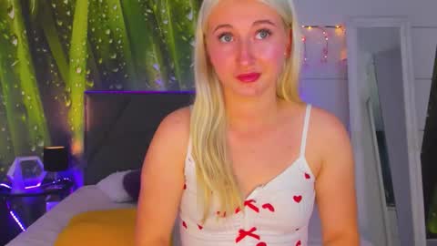 Snapshot of hollytaillor chatting on 15, 10, 2025 HollyTaillor online show from 15, 10, 2025