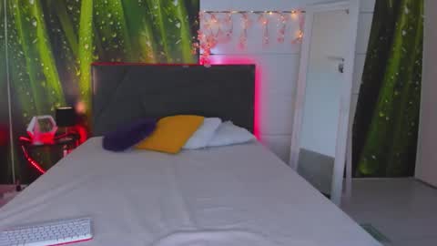 Snapshot of hollytaillor chatting on 17, 10, 2025 HollyTaillor online show from 17, 10, 2025