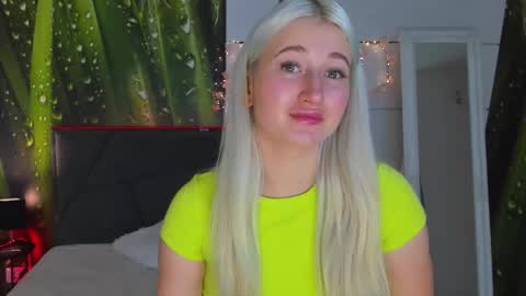 Snapshot of hollytaillor chatting on 22, 10, 2025 HollyTaillor online show from 22, 10, 2025