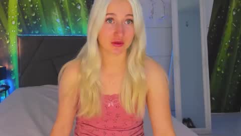 Snapshot of hollytaillor chatting on 1, 11, 2025 HollyTaillor online show from 1, 11, 2025