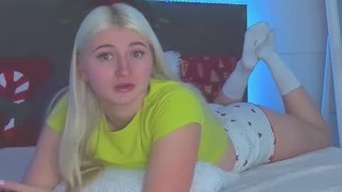 Snapshot of hollytaillor chatting on 14, 12, 2025 HollyTaillor online show from 14, 12, 2025