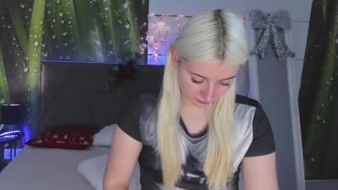 Snapshot of hollytaillor chatting on 22, 12, 2025 HollyTaillor online show from 22, 12, 2025