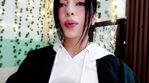 Snapshot of hollyxx_ chatting on 4, 1, 2025 holly online show from 4, 1, 2025