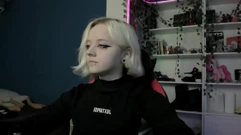 Snapshot of holy_mistresss chatting on 18, 11, 2025 holy_mistresss online show from 18, 11, 2025