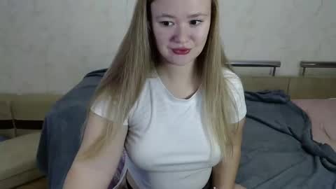 Snapshot of honey_caramelle chatting on 2, 12, 2024 honey_caramelle online show from 2, 12, 2024