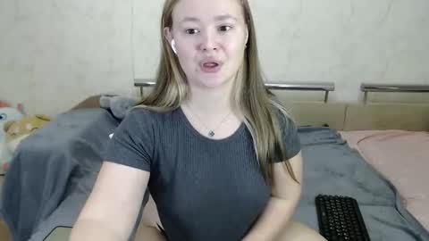 Snapshot of honey_caramelle chatting on 11, 1, 2025 honey_caramelle online show from 11, 1, 2025