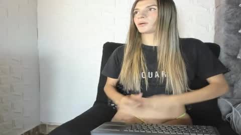 Snapshot of honey_darcy chatting on 1, 6, 2026 honey_darcy online show from 1, 6, 2026