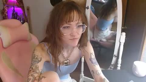 Snapshot of honeybeexo333 chatting on 17, 11, 2025 Honey Bee online show from 17, 11, 2025