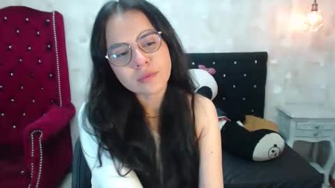 Snapshot of honeybuu_ chatting on 2, 5, 2026 Emily online show from 2, 5, 2026