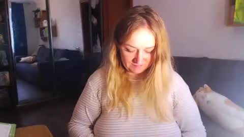 Snapshot of honeydewmolly chatting on 27, 11, 2025 HoneydewMolly online show from 27, 11, 2025