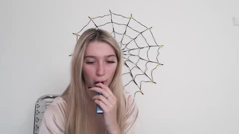 honeyveil online show from 23, 10, 2025