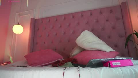 Honey Moon  Help me to reach 100 thumbs up online show from 17, 4, 2026