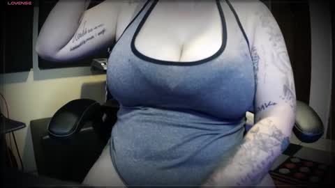 Snapshot of horny_amature_couple chatting on 11, 10, 2025 Misty online show from 11, 10, 2025