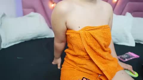 Snapshot of hornybarelylegalgirl chatting on 26, 6, 2026 Khloe online show from 26, 6, 2026