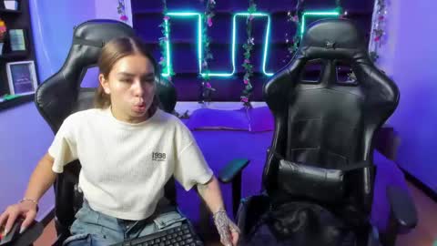 Snapshot of hornyy_mom chatting on 8, 2, 2025 hornyy mom online show from 8, 2, 2025