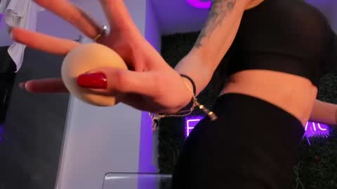 hotfallingdevil online show from 2, 2, 2026