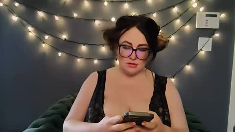 hothousewife333 online show from 11, 4, 2026