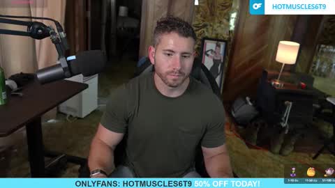Snapshot of hotmuscles6t9 chatting on 14, 10, 2025 hotmuscles6t9 online show from 14, 10, 2025