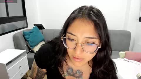 Snapshot of hottbee1 chatting on 21, 10, 2025 AMY online show from 21, 10, 2025