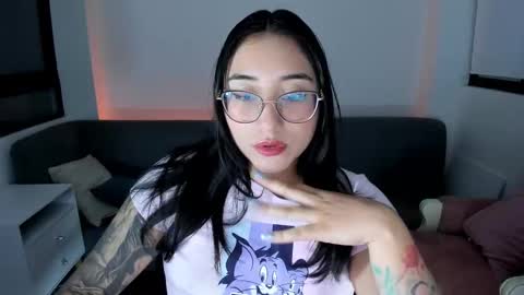 Snapshot of hottbee1 chatting on 10, 11, 2025 AMY online show from 10, 11, 2025