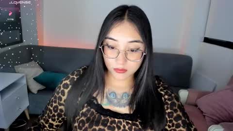 Snapshot of hottbee1 chatting on 12, 11, 2025 AMY online show from 12, 11, 2025