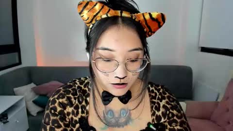 Snapshot of hottbee1 chatting on 13, 11, 2025 AMY online show from 13, 11, 2025