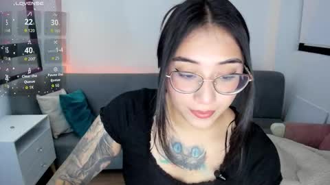 Snapshot of hottbee1 chatting on 28, 11, 2025 AMY online show from 28, 11, 2025