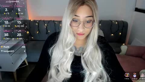 Snapshot of hottbee1 chatting on 4, 12, 2025 AMY online show from 4, 12, 2025