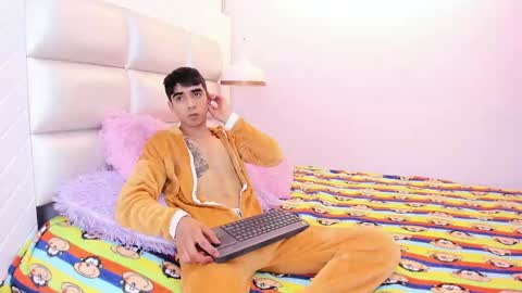 hottiie_guy online show from 8, 10, 2025