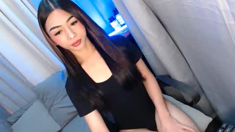 Snapshot of hottmolly100403 chatting on 18, 12, 2025 SCARLET online show from 18, 12, 2025