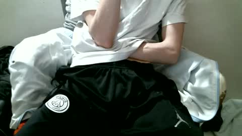 Snapshot of hug_me chatting on 10, 9, 2025 Keanu online show from 10, 9, 2025