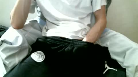 Snapshot of hug_me chatting on 12, 9, 2025 Keanu online show from 12, 9, 2025