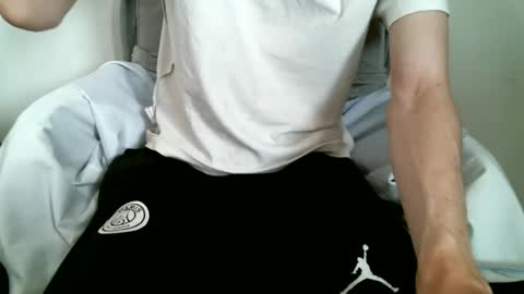 Snapshot of hug_me chatting on 9, 10, 2025 Keanu online show from 9, 10, 2025