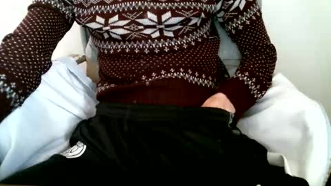 Snapshot of hug_me chatting on 29, 10, 2025 Keanu online show from 29, 10, 2025