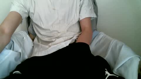 Snapshot of hug_me chatting on 4, 11, 2025 Keanu online show from 4, 11, 2025