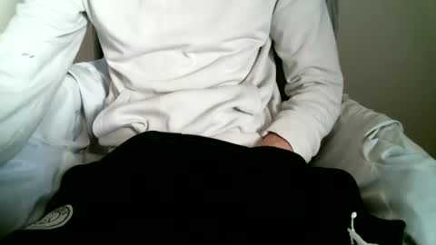 Snapshot of hug_me chatting on 5, 11, 2025 Keanu online show from 5, 11, 2025