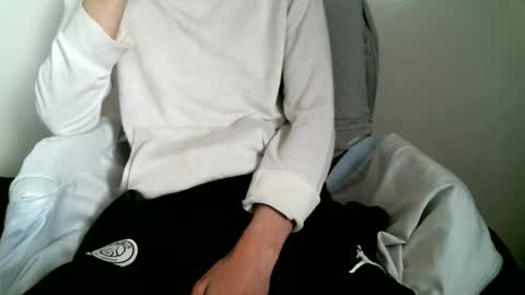 Snapshot of hug_me chatting on 6, 11, 2025 Keanu online show from 6, 11, 2025