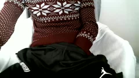 Snapshot of hug_me chatting on 8, 11, 2025 Keanu online show from 8, 11, 2025