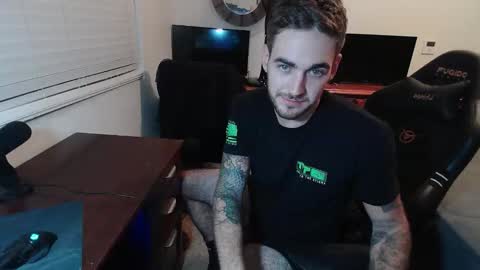 Snapshot of hungmtnman2256 chatting on 3, 11, 2025 hungmtnman2256 online show from 3, 11, 2025