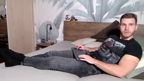 Snapshot of hunterbridges chatting on 1, 1, 2025 Hunter Bridges online show from 1, 1, 2025