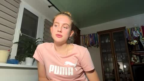 Snapshot of huongbaldinger chatting on 13, 11, 2025 Gloria online show from 13, 11, 2025