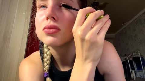 Snapshot of huongbaldinger chatting on 23, 11, 2025 Gloria online show from 23, 11, 2025