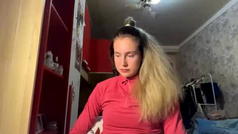 Snapshot of huongbaldinger chatting on 24, 11, 2025 Gloria online show from 24, 11, 2025