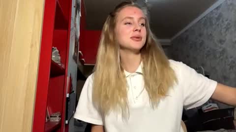 Snapshot of huongbaldinger chatting on 3, 12, 2025 Gloria online show from 3, 12, 2025