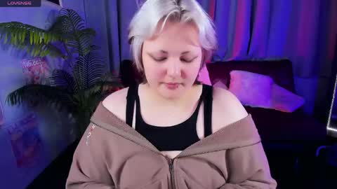 Hwasa online show from 17, 4, 2026