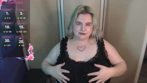 Snapshot of ice_baby01 chatting on 17, 10, 2025 Alice Bunny666 online show from 17, 10, 2025