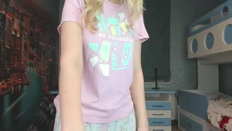 Snapshot of incredible__shell_ chatting on 5, 4, 2026 Masha online show from 5, 4, 2026