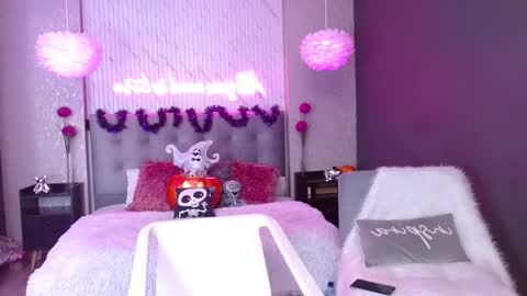 Snapshot of indy_moore chatting on 4, 11, 2025 INDY online show from 4, 11, 2025