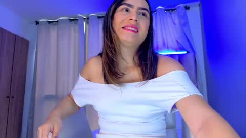 Snapshot of innoocentluna chatting on 2, 11, 2025 Innoocent Luna online show from 2, 11, 2025