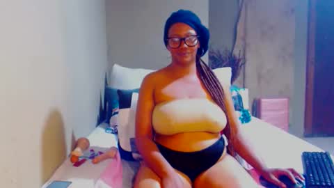 Snapshot of intimacysexy chatting on 15, 12, 2025 boniswa caroline online show from 15, 12, 2025